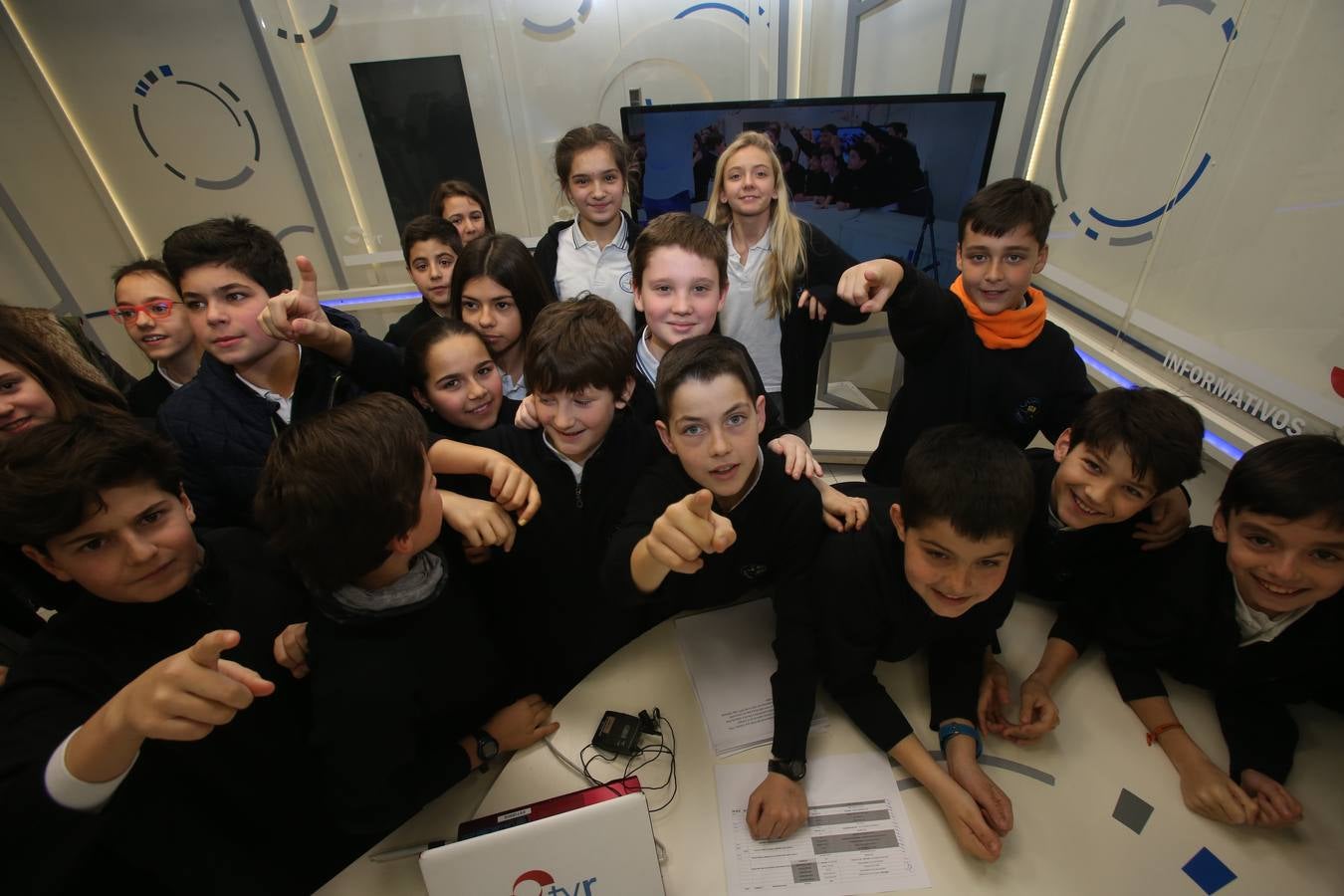 Los de alumnos de 6ºC del colegio Nuestra Señora del Buen Consejo, Agustinas, visitan la mulmedia de Diario LA RIOJA