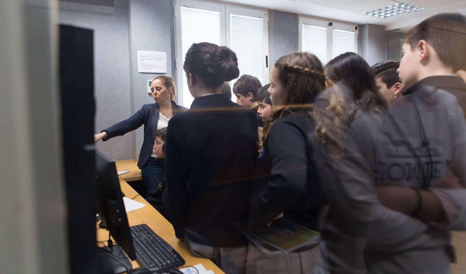 Los alumnos de 6 º A del colegio Nuestra Señora del Buen Consejo, Agustinas, visitan la multimedia de Diario LA RIOJA