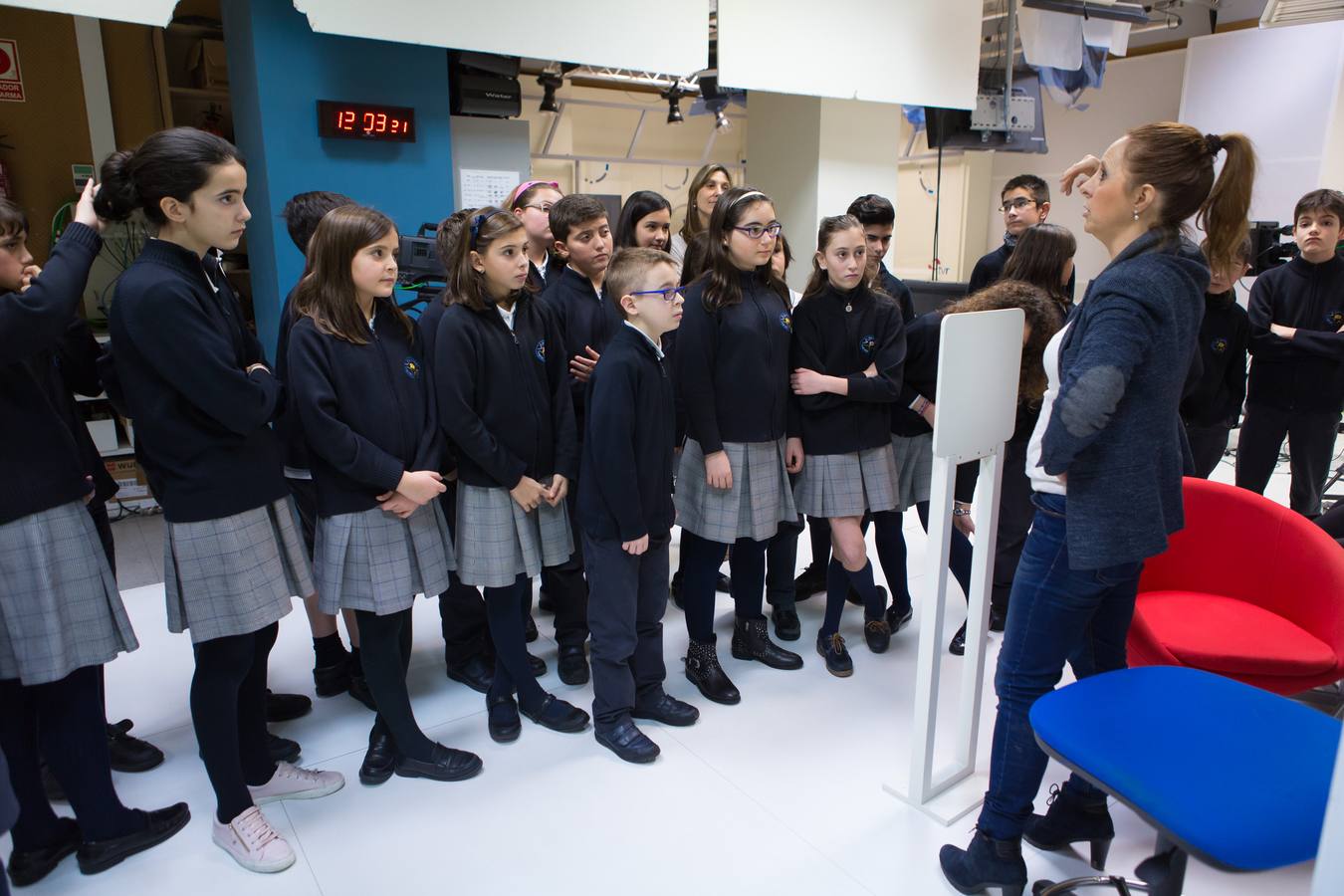 Los alumnos de 6 º A del colegio Nuestra Señora del Buen Consejo, Agustinas, visitan la multimedia de Diario LA RIOJA