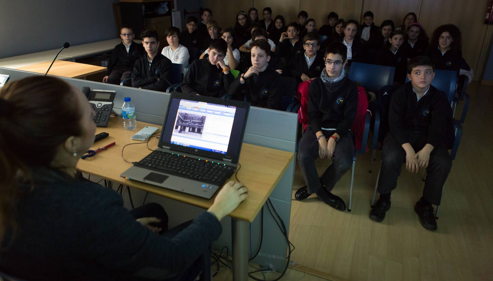 Los alumnos de 6 º A del colegio Nuestra Señora del Buen Consejo, Agustinas, visitan la multimedia de Diario LA RIOJA