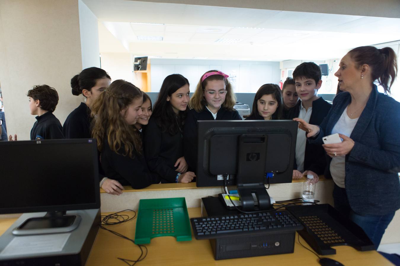 Los alumnos de 6 º A del colegio Nuestra Señora del Buen Consejo, Agustinas, visitan la multimedia de Diario LA RIOJA