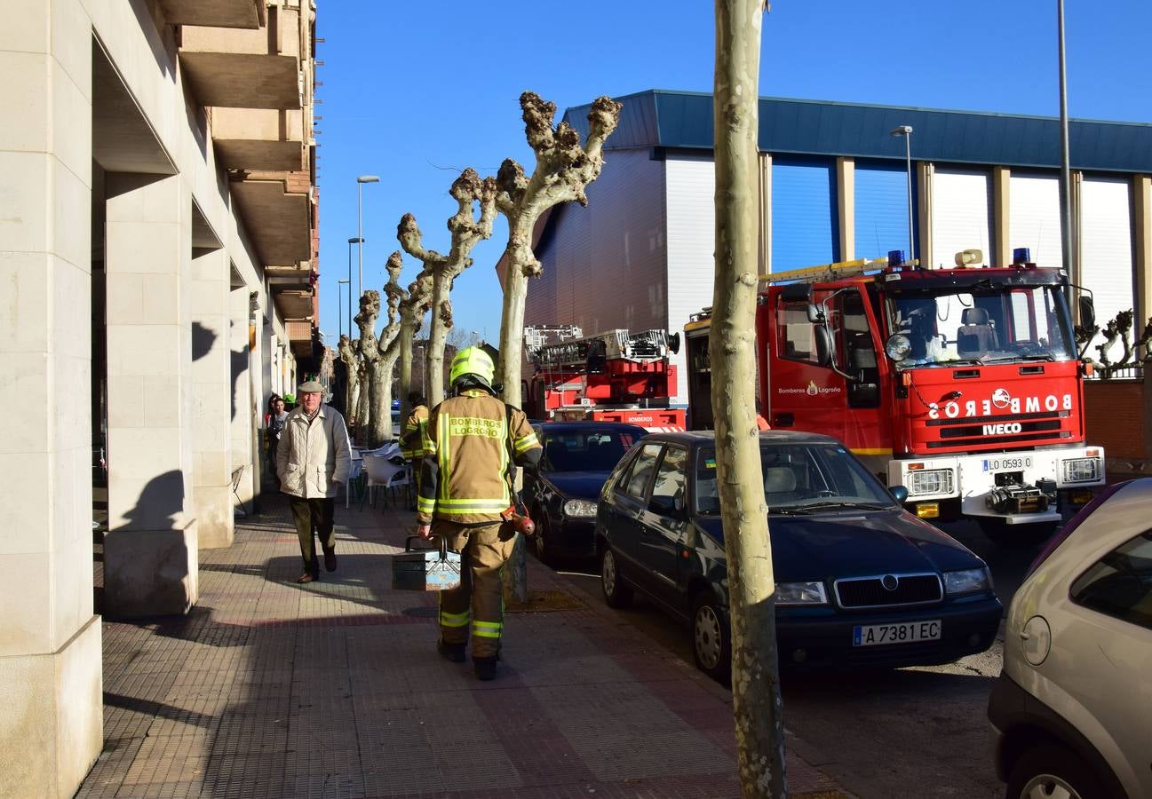 La actuación de los bomberos en la fuga de una caldera en la calle Club Deportivo