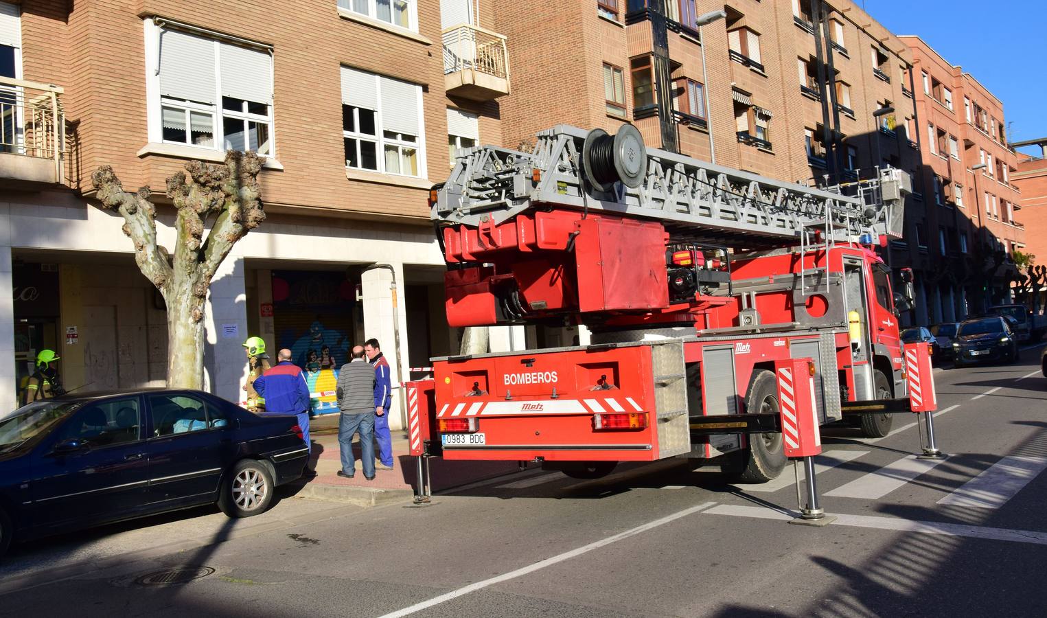 La actuación de los bomberos en la fuga de una caldera en la calle Club Deportivo