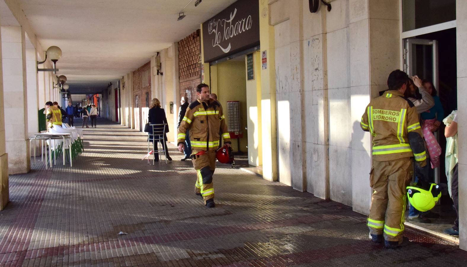 La actuación de los bomberos en la fuga de una caldera en la calle Club Deportivo