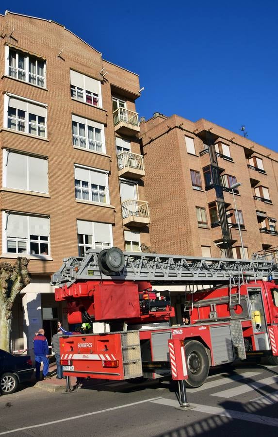 La actuación de los bomberos en la fuga de una caldera en la calle Club Deportivo