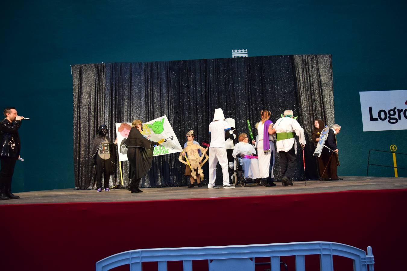 La Fiesta de Carnaval de las Personas Mayores llena el polideportivo de Las Gaunas