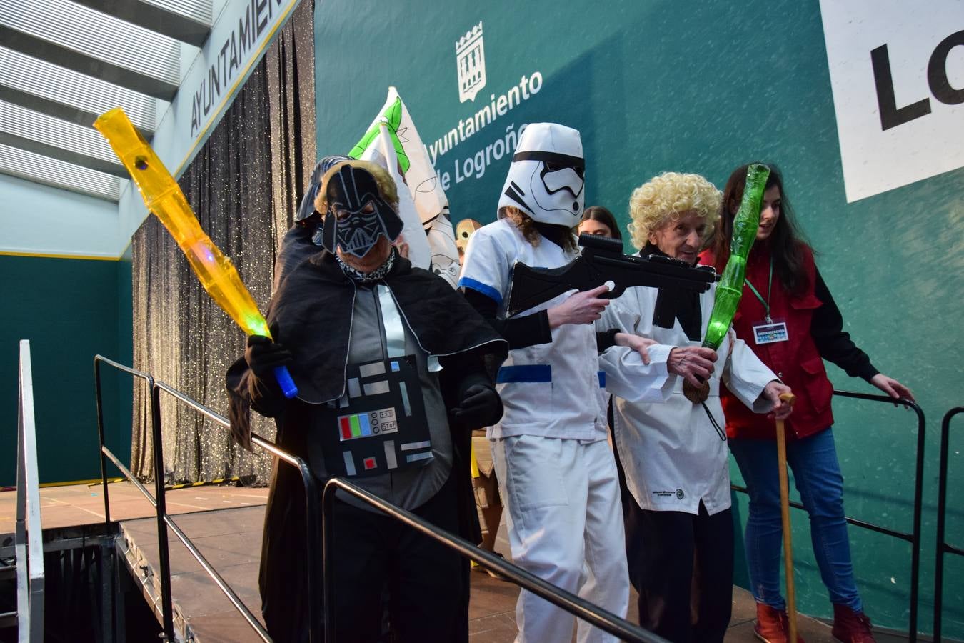 La Fiesta de Carnaval de las Personas Mayores llena el polideportivo de Las Gaunas