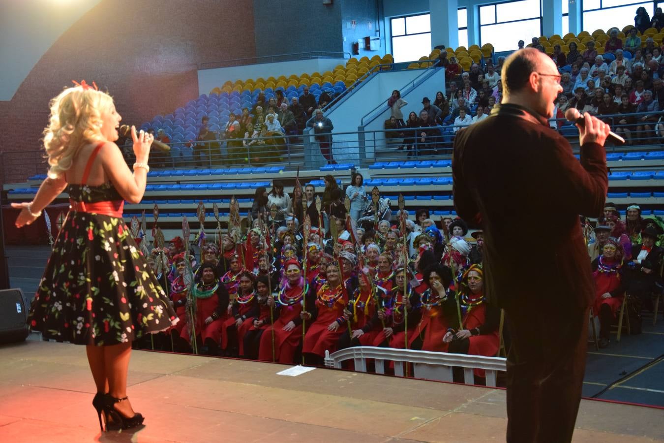 La Fiesta de Carnaval de las Personas Mayores llena el polideportivo de Las Gaunas