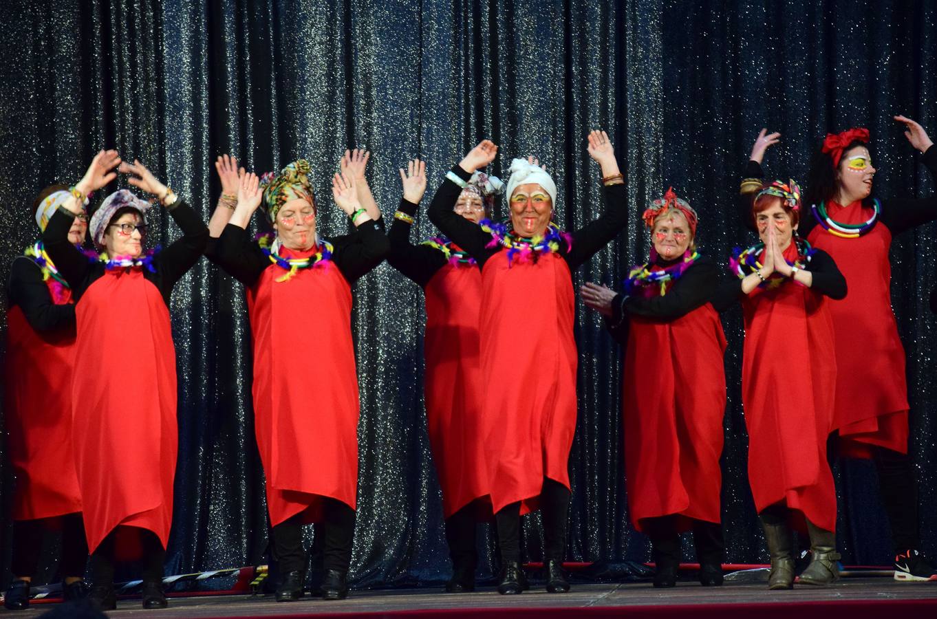 La Fiesta de Carnaval de las Personas Mayores llena el polideportivo de Las Gaunas