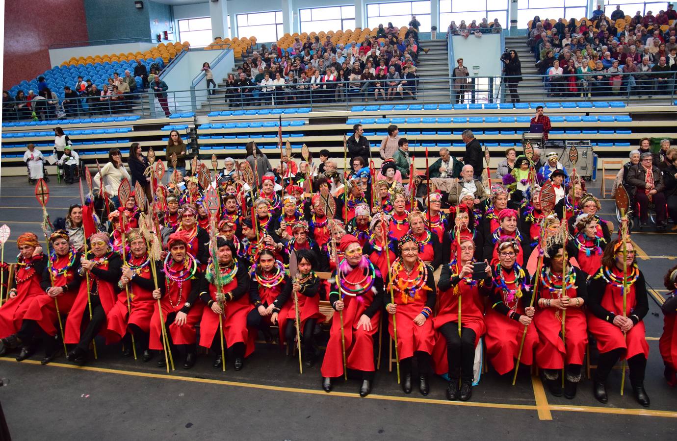 La Fiesta de Carnaval de las Personas Mayores llena el polideportivo de Las Gaunas