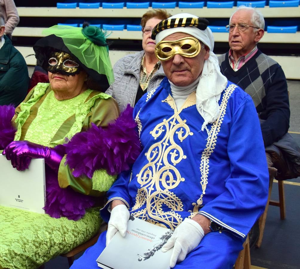 La Fiesta de Carnaval de las Personas Mayores llena el polideportivo de Las Gaunas