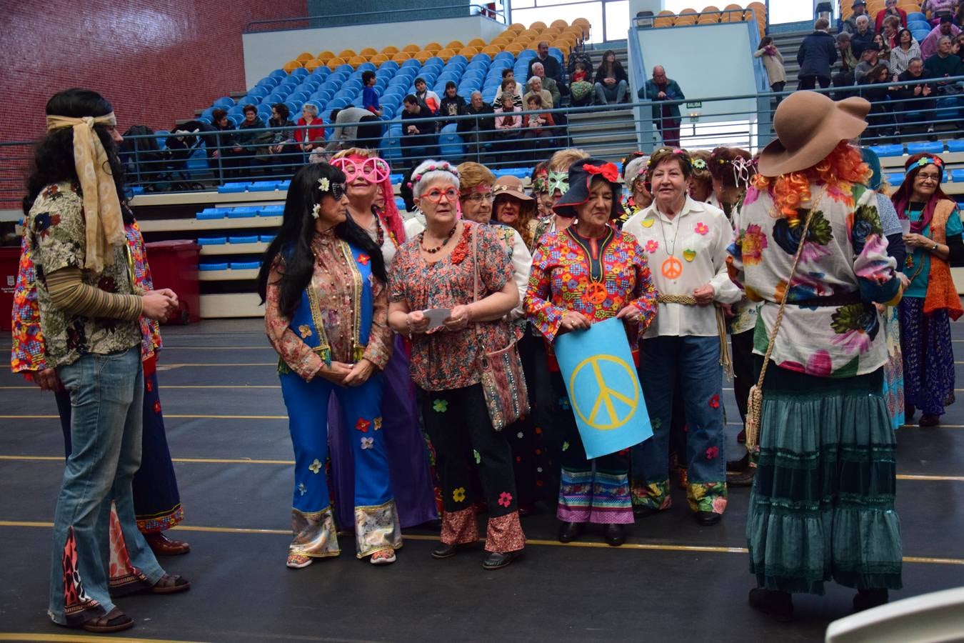 La Fiesta de Carnaval de las Personas Mayores llena el polideportivo de Las Gaunas