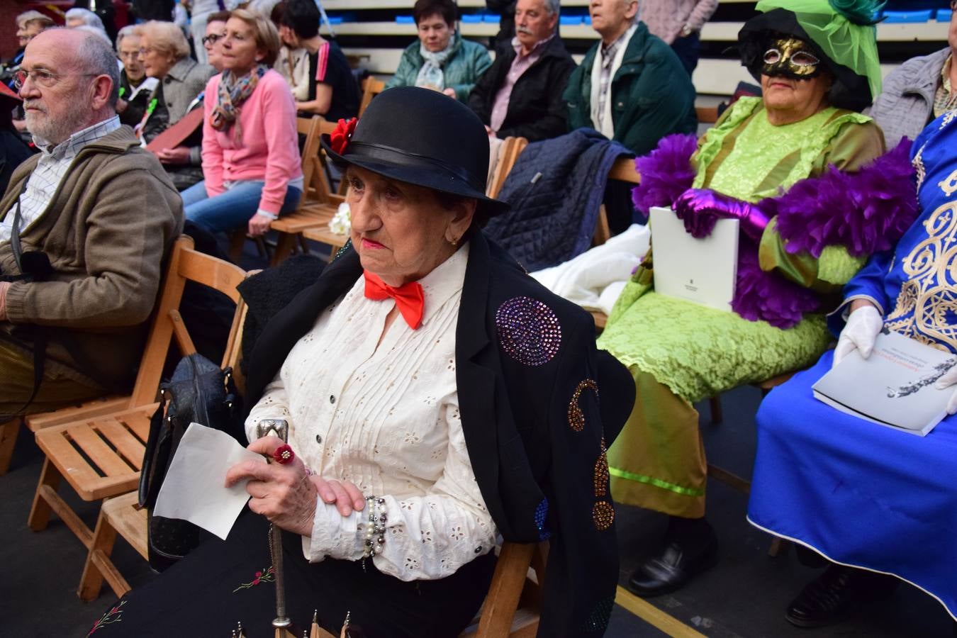 La Fiesta de Carnaval de las Personas Mayores llena el polideportivo de Las Gaunas