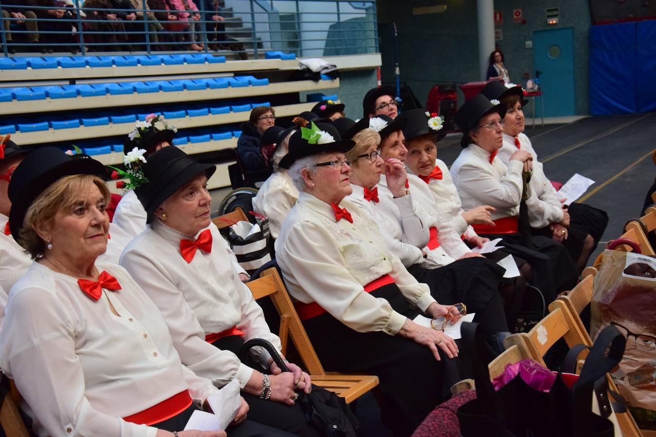 La Fiesta de Carnaval de las Personas Mayores llena el polideportivo de Las Gaunas