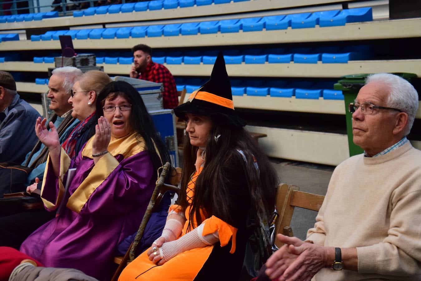 La Fiesta de Carnaval de las Personas Mayores llena el polideportivo de Las Gaunas