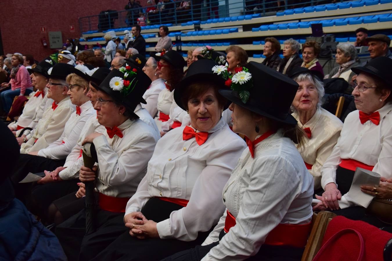 La Fiesta de Carnaval de las Personas Mayores llena el polideportivo de Las Gaunas