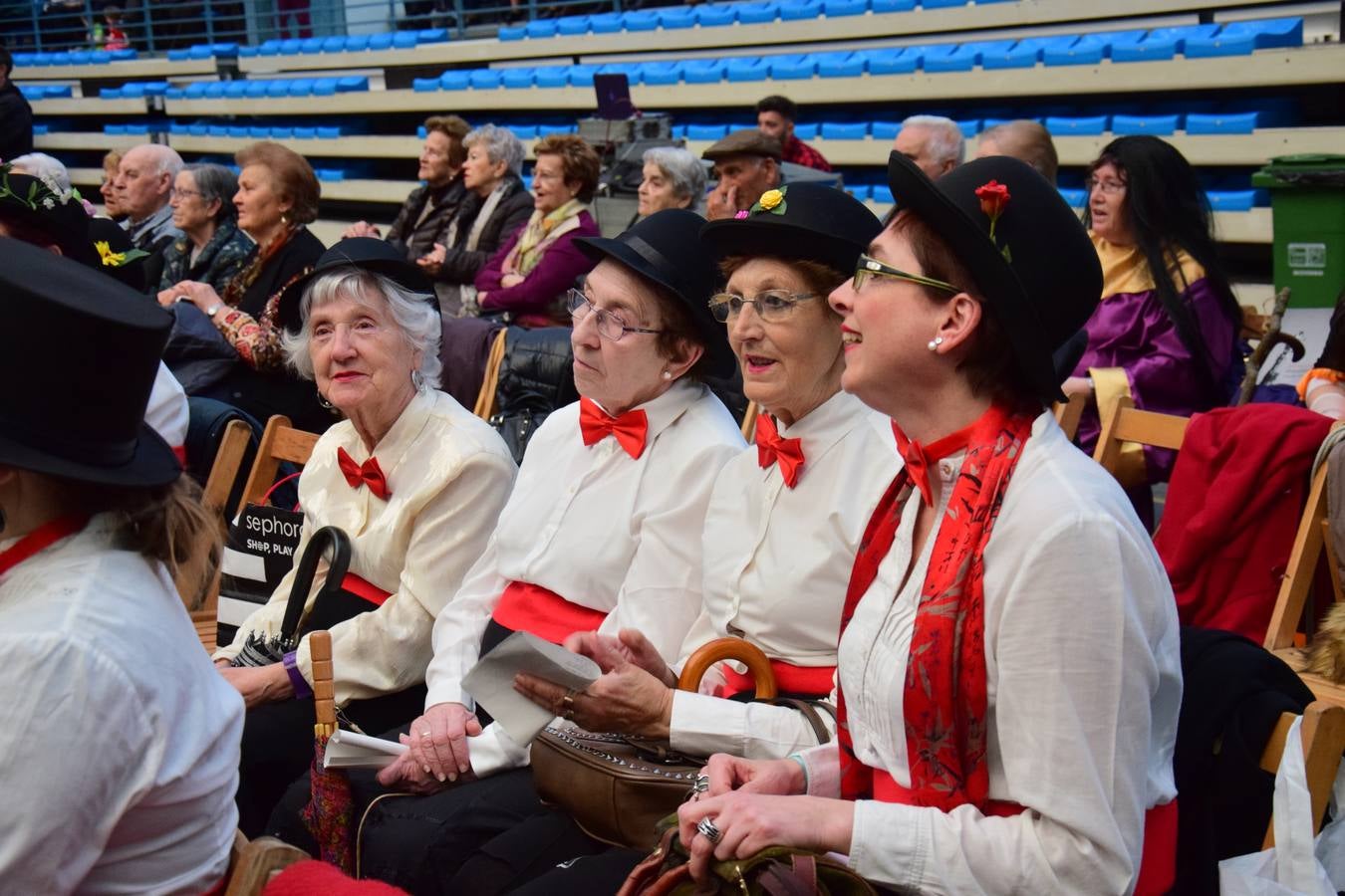 La Fiesta de Carnaval de las Personas Mayores llena el polideportivo de Las Gaunas