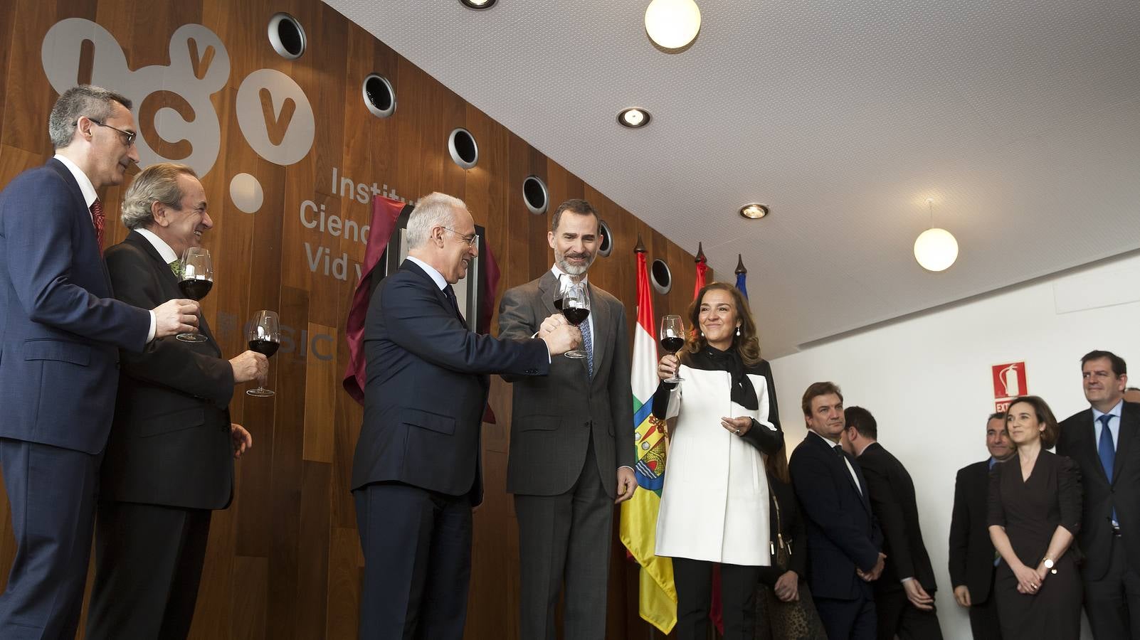 Felipe VI brinda con Rioja por la investigación y la enología