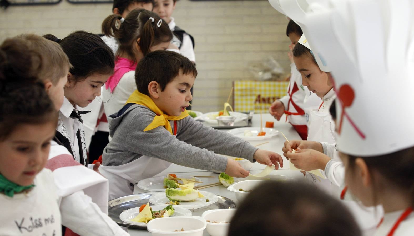 Los niños dan de comer a los padres