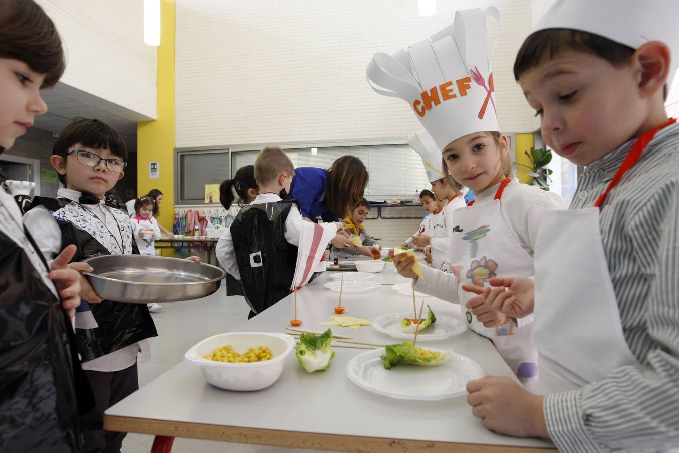 Los niños dan de comer a los padres