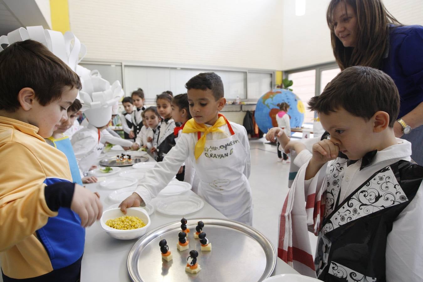 Los niños dan de comer a los padres