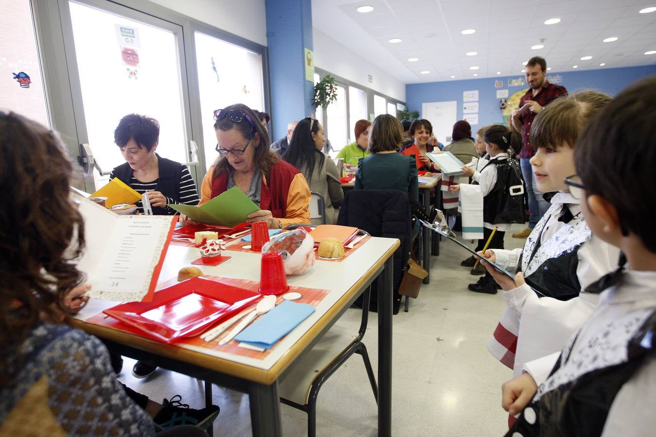 Los niños dan de comer a los padres