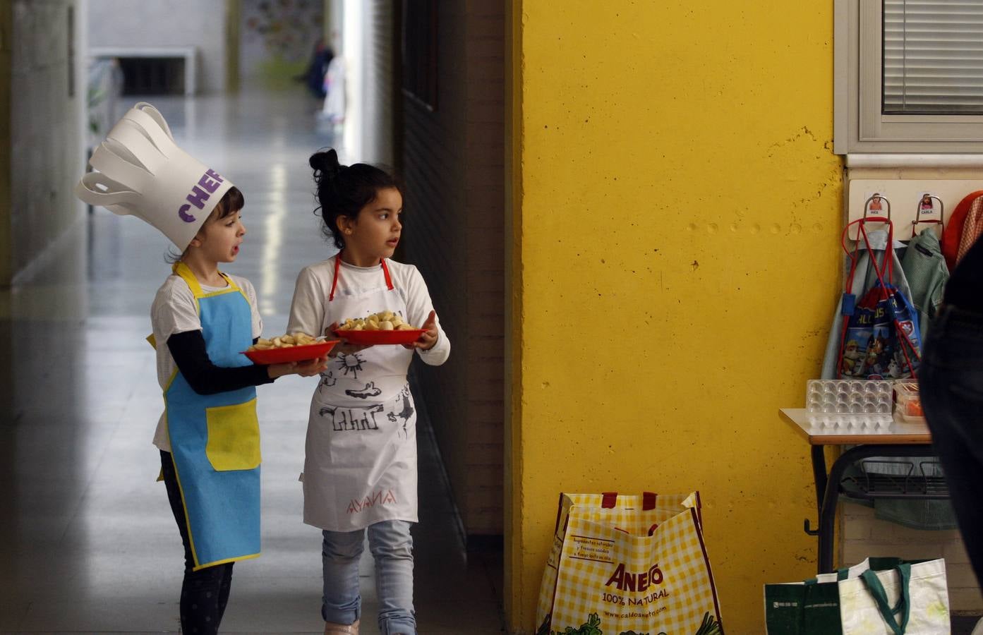 Los niños dan de comer a los padres