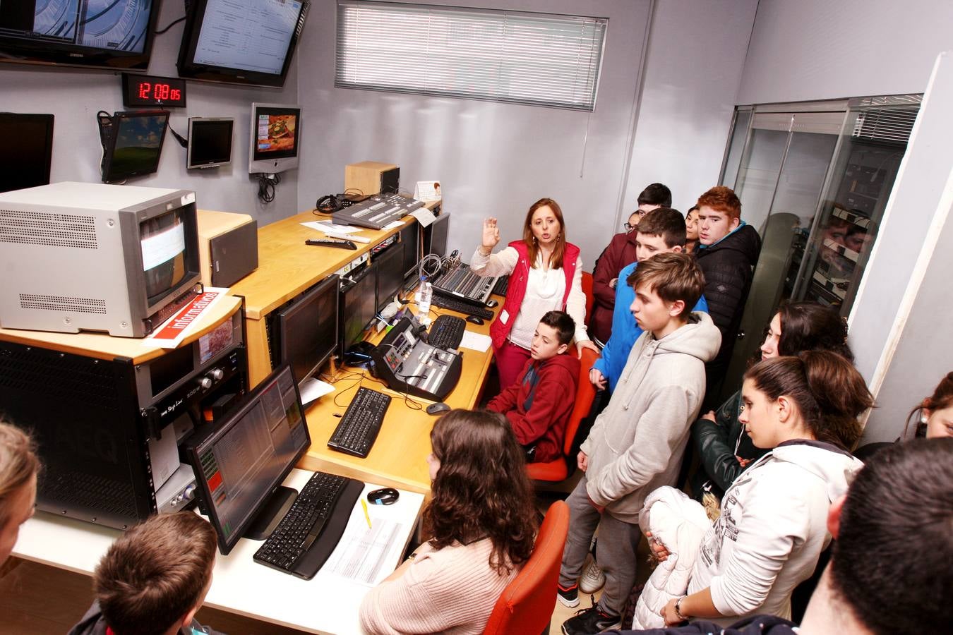 Los alumnos de 3 º de la ESDO FP del IES Laboral visitan la multimedia de Diario LA RIOJA