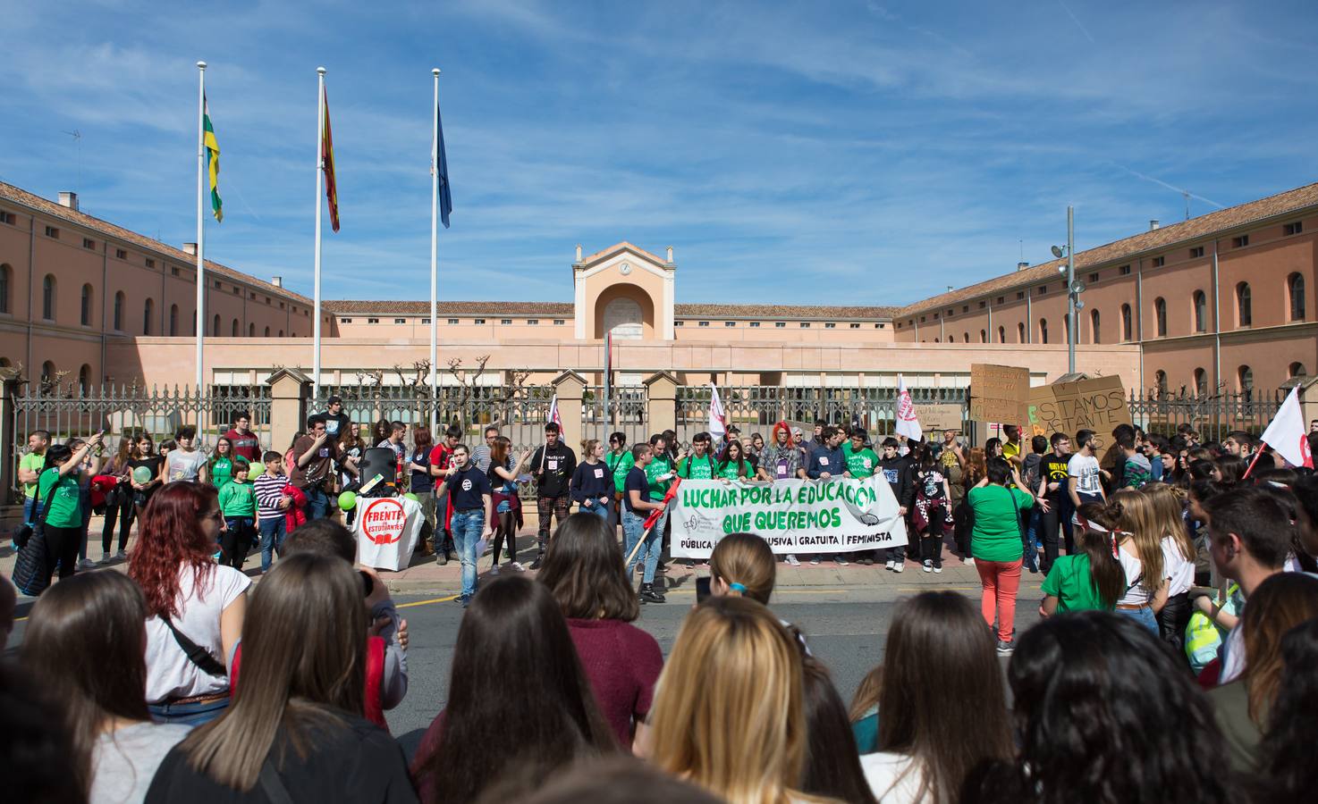 Los estudiantes se manifiestan en Logroño en defensa de la escuela pública