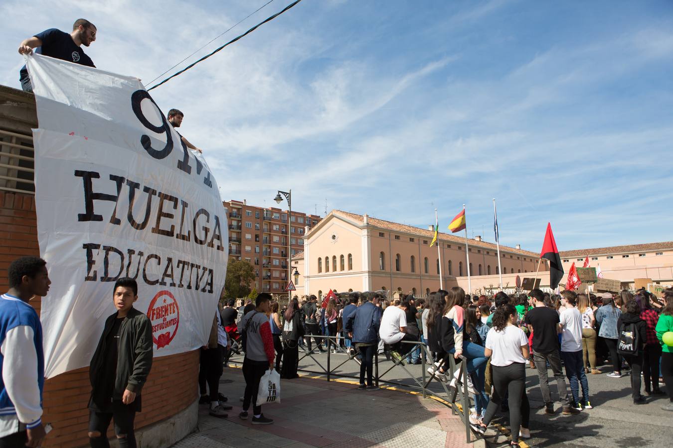 Los estudiantes se manifiestan en Logroño en defensa de la escuela pública