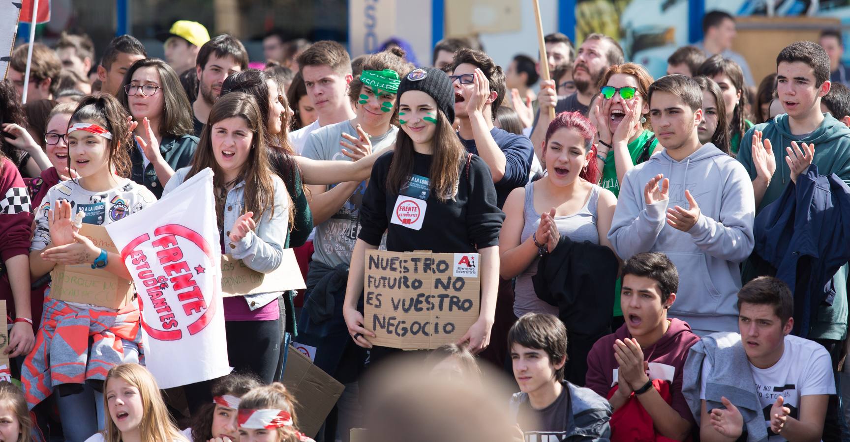 Los estudiantes se manifiestan en Logroño en defensa de la escuela pública