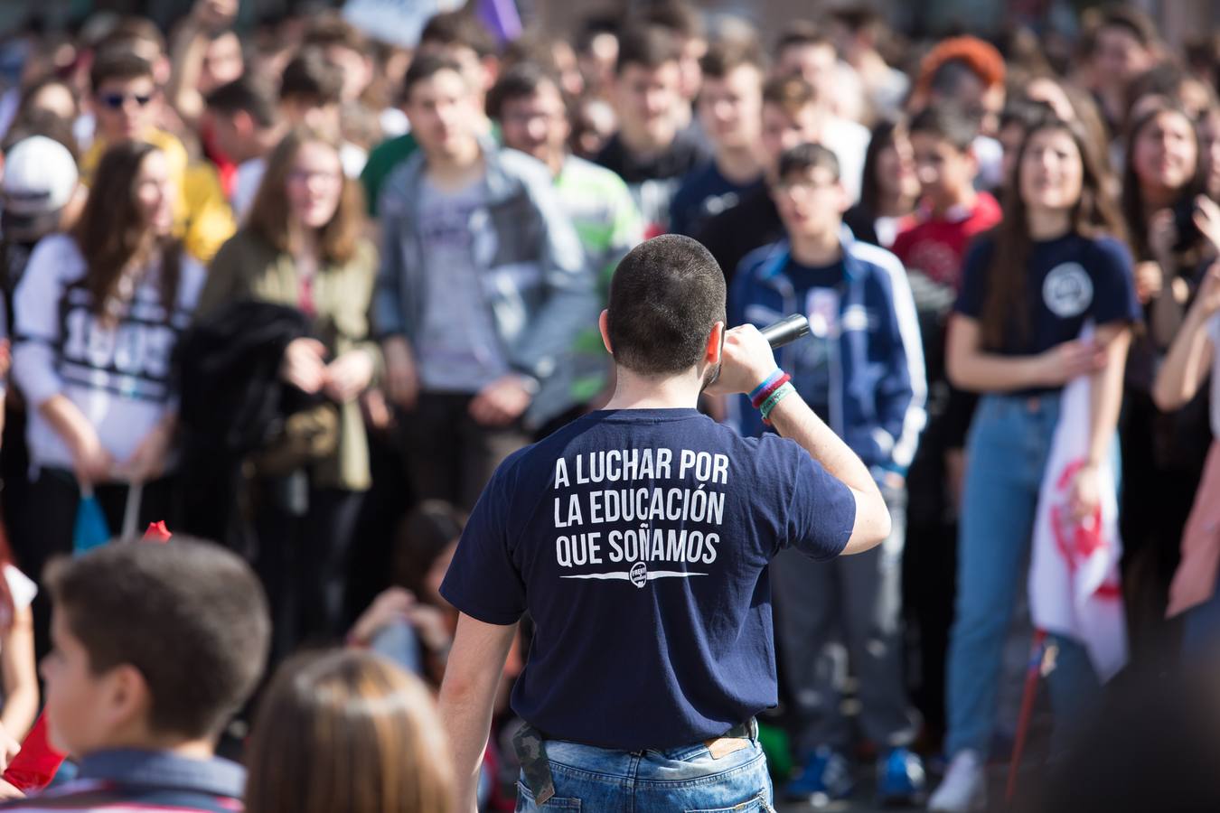 Los estudiantes se manifiestan en Logroño en defensa de la escuela pública