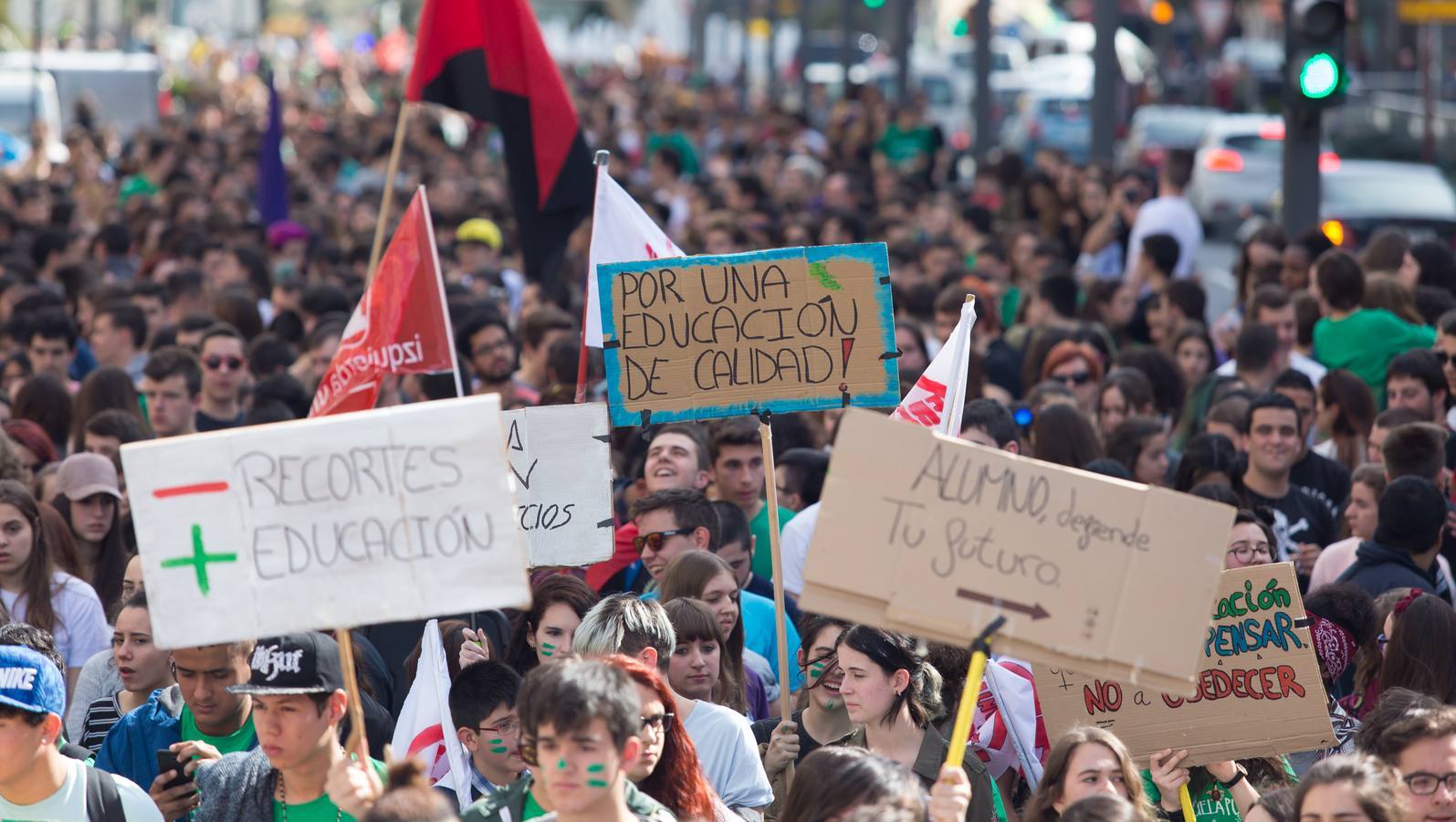 Los estudiantes se manifiestan en Logroño en defensa de la escuela pública