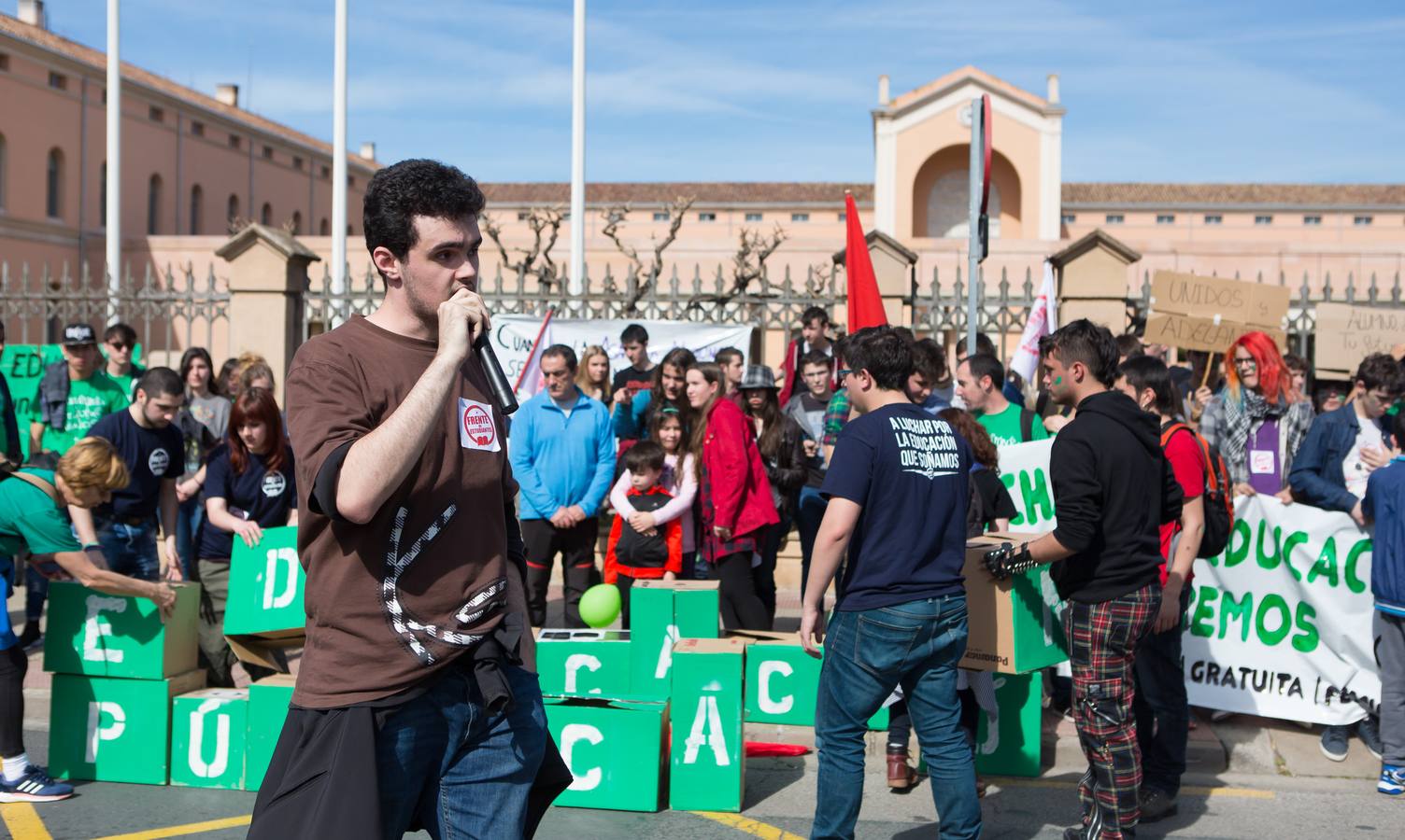 Los estudiantes se manifiestan en Logroño en defensa de la escuela pública