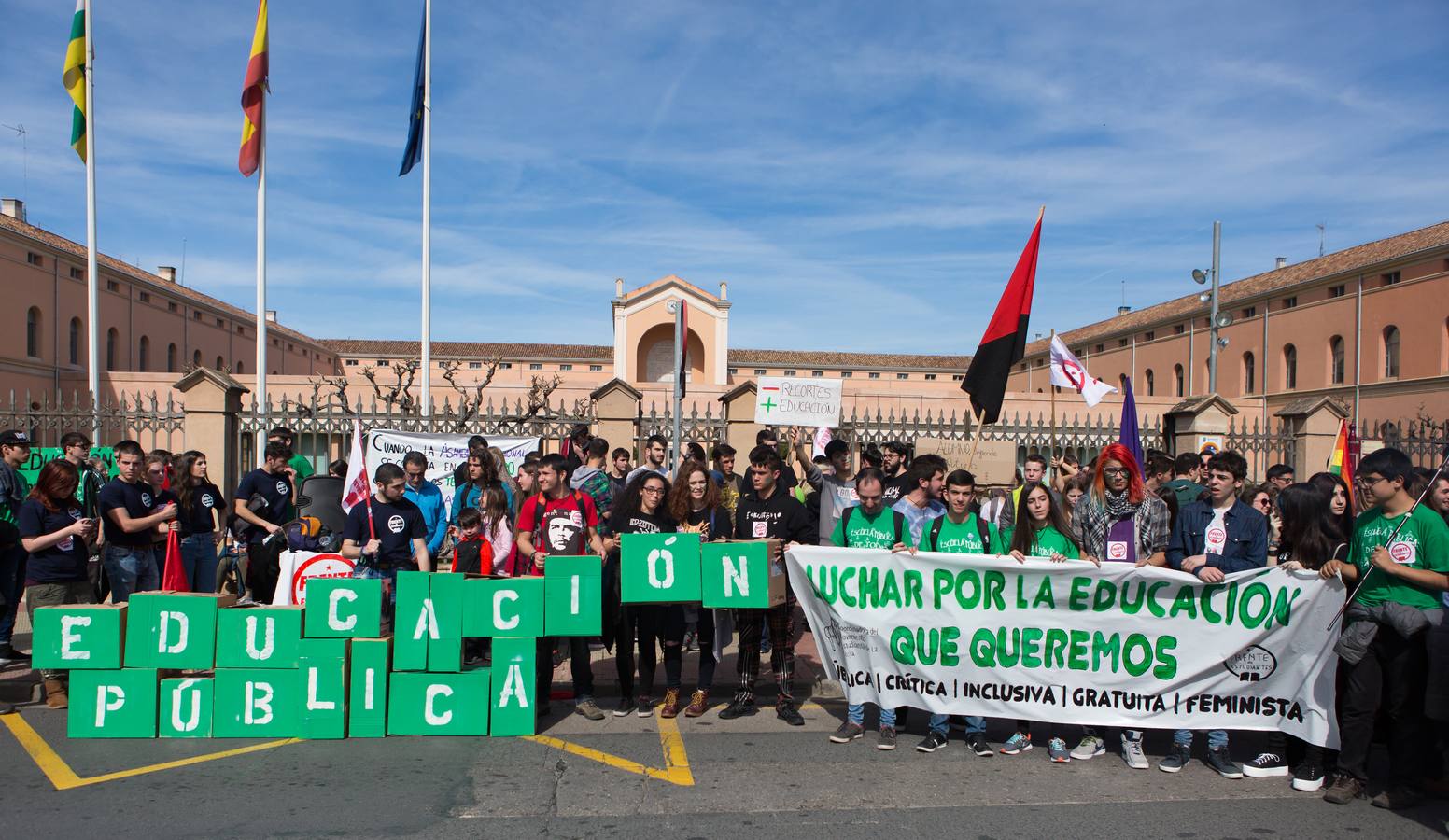 Los estudiantes se manifiestan en Logroño en defensa de la escuela pública
