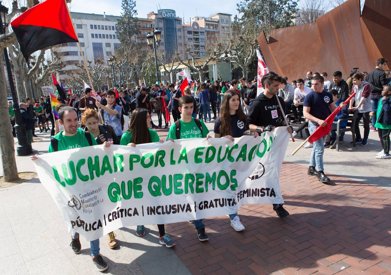 Los estudiantes se manifiestan en Logroño en defensa de la escuela pública