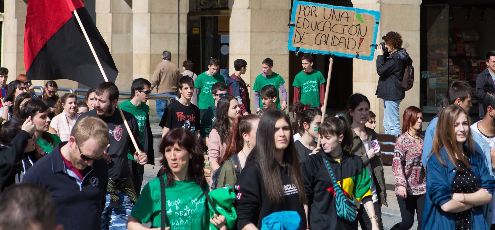 Los estudiantes se manifiestan en Logroño en defensa de la escuela pública