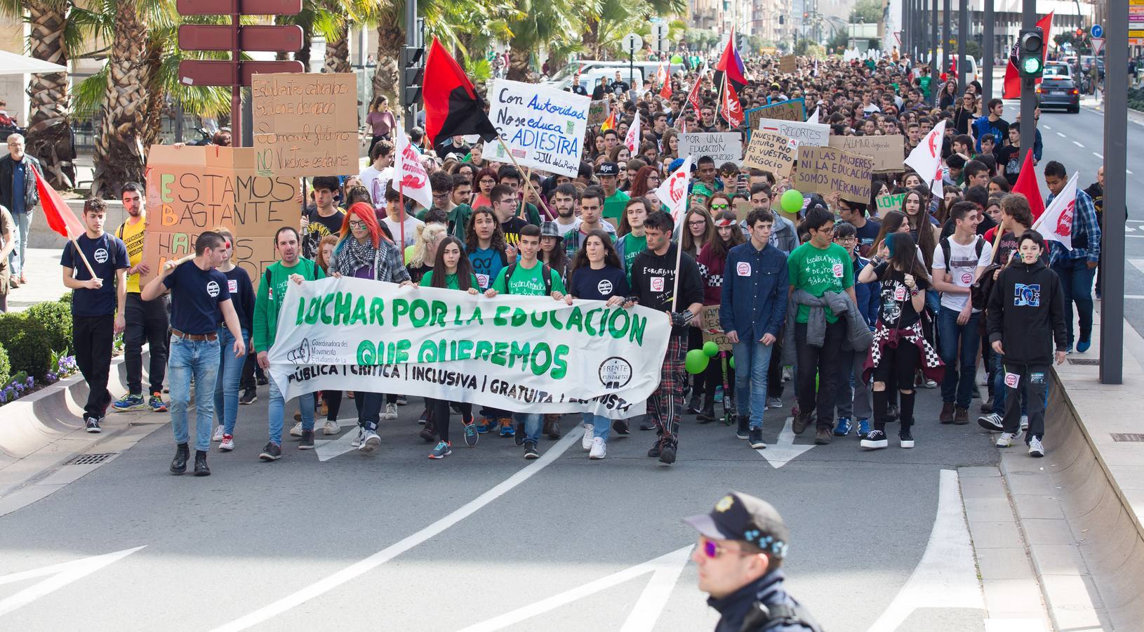 Los estudiantes se manifiestan en Logroño en defensa de la escuela pública