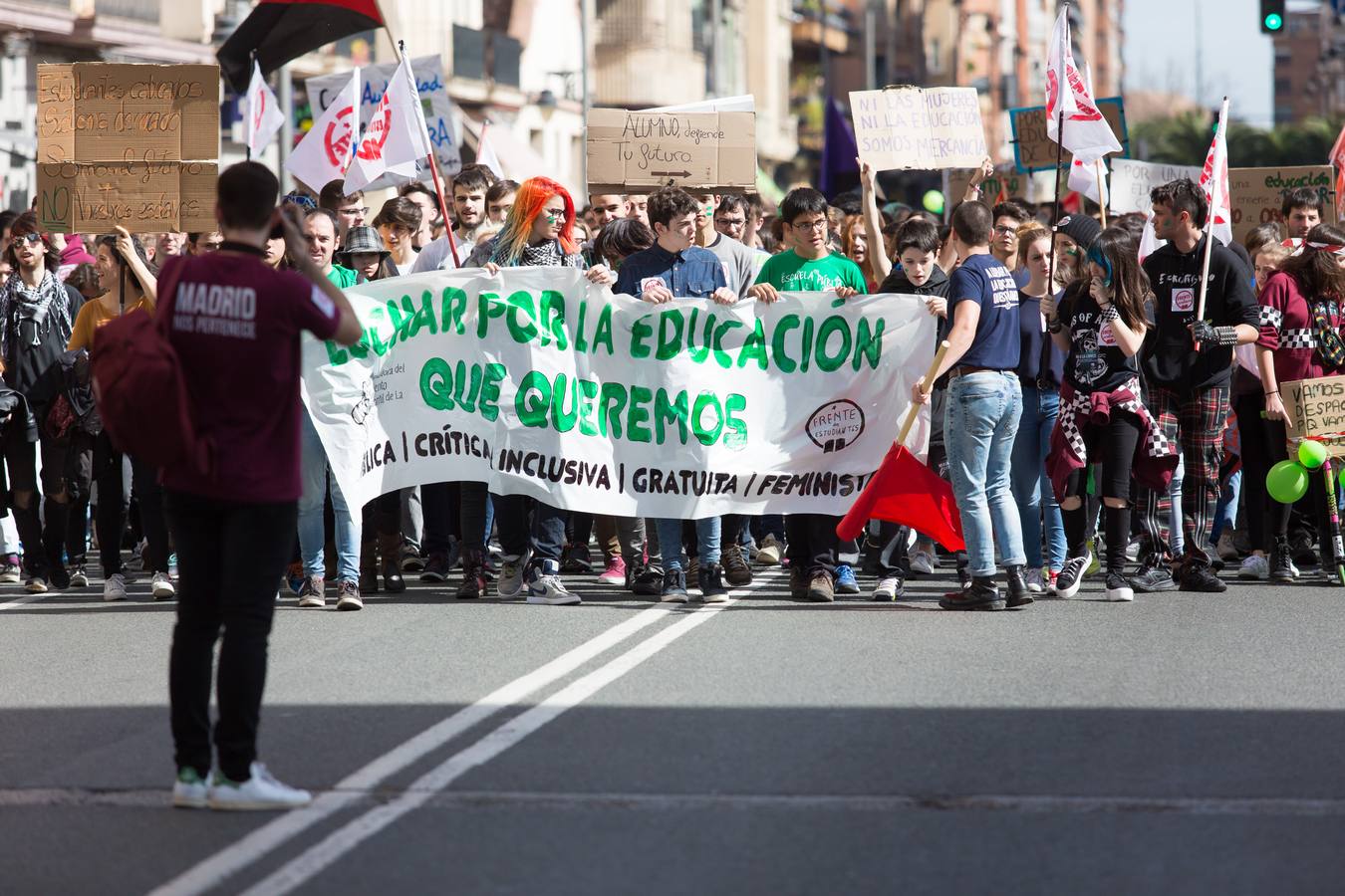 Los estudiantes se manifiestan en Logroño en defensa de la escuela pública