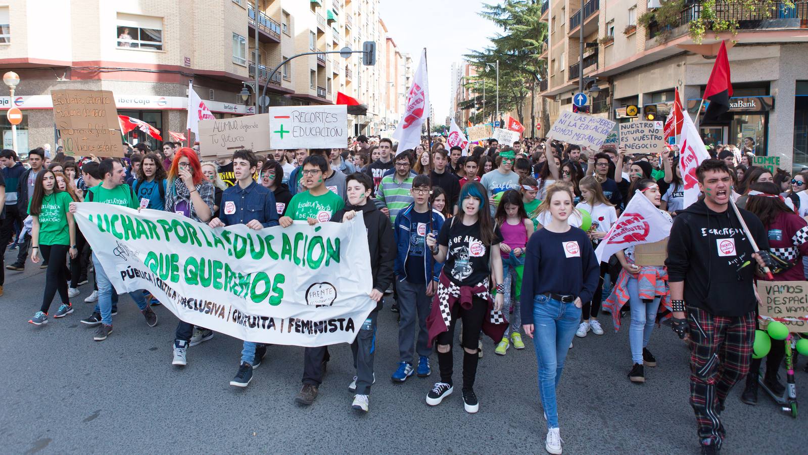 Los estudiantes se manifiestan en Logroño en defensa de la escuela pública