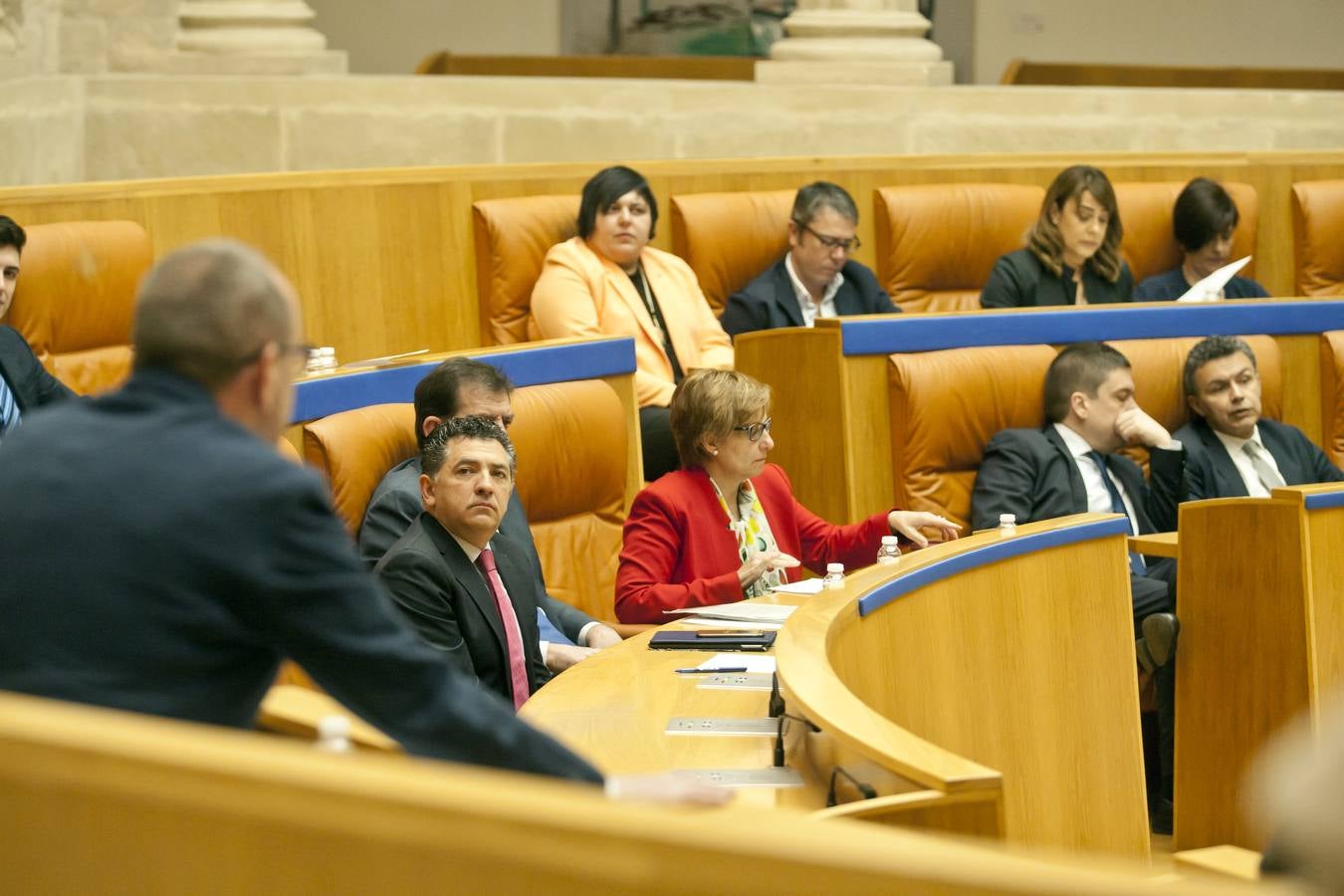 Los gestos y las conversaciones del Pleno del Parlamento riojano