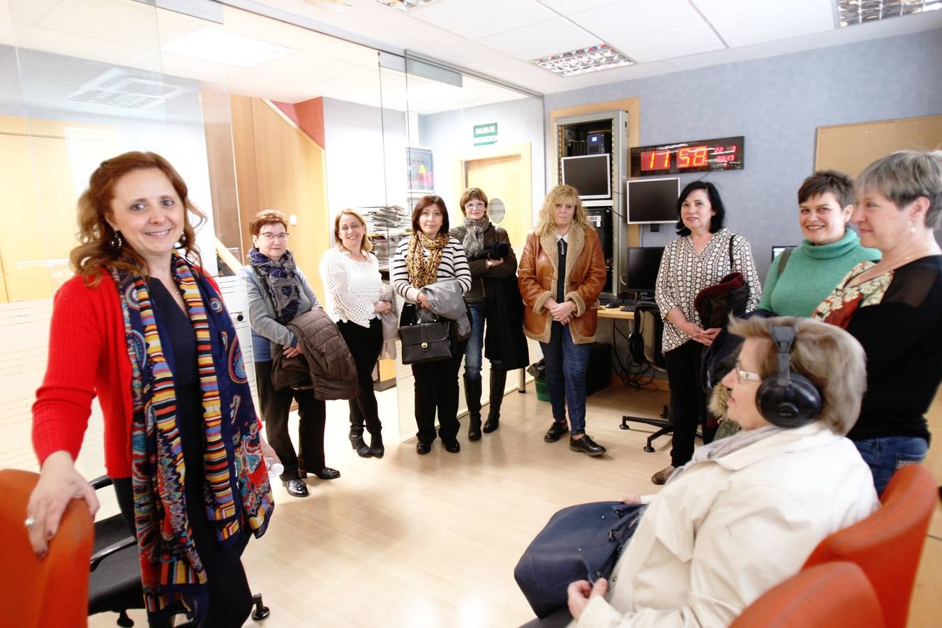 El Club de Lectura de la biblioteca de Albelda de Iregua visita la multimedia de Diario LA RIOJA