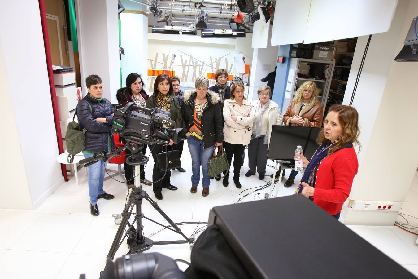 El Club de Lectura de la biblioteca de Albelda de Iregua visita la multimedia de Diario LA RIOJA