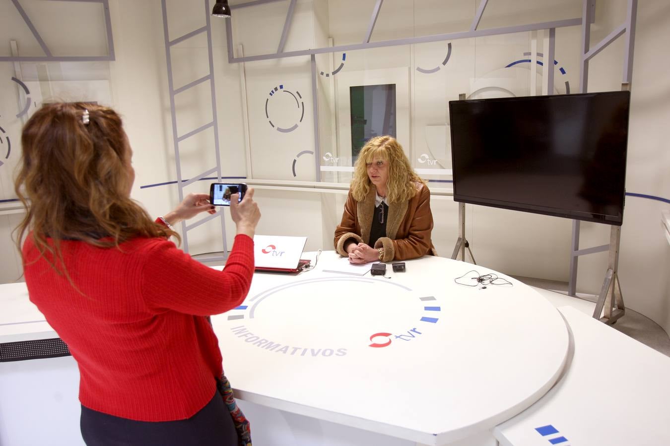 El Club de Lectura de la biblioteca de Albelda de Iregua visita la multimedia de Diario LA RIOJA