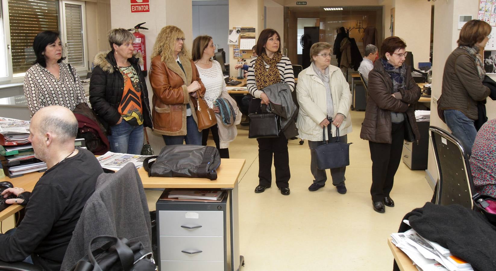 El Club de Lectura de la biblioteca de Albelda de Iregua visita la multimedia de Diario LA RIOJA