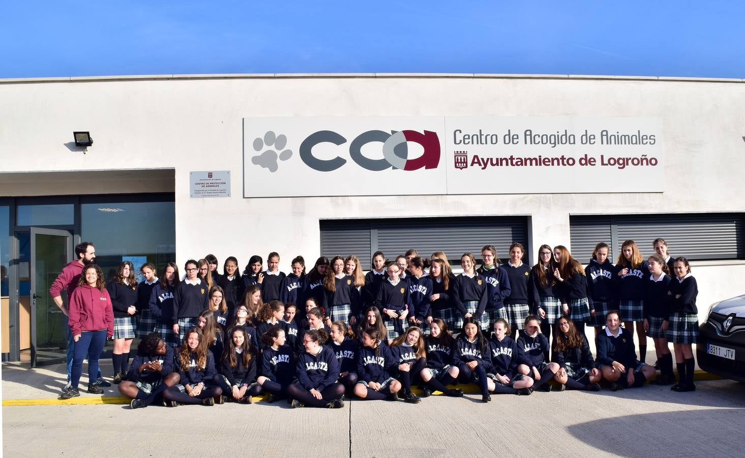 Cincuenta alumnas de Alcaste visitan el Centro de Acogida de Animales Logroño