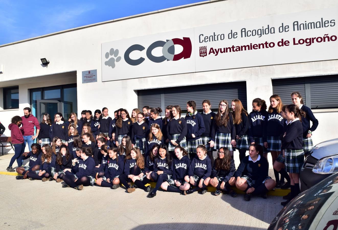 Cincuenta alumnas de Alcaste visitan el Centro de Acogida de Animales Logroño