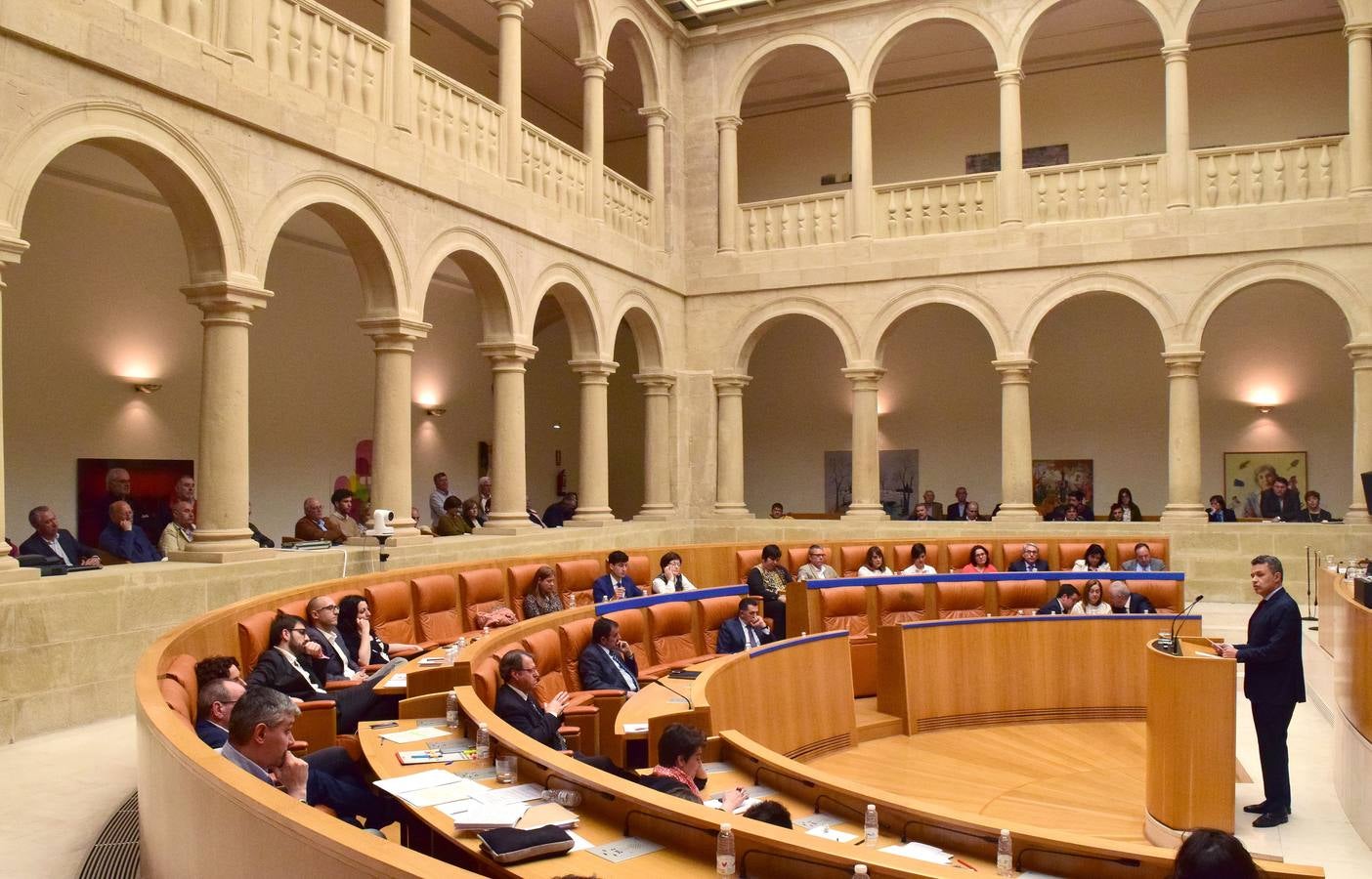 Taurinos, gestos y conversaciones en el pleno del Parlamento riojano