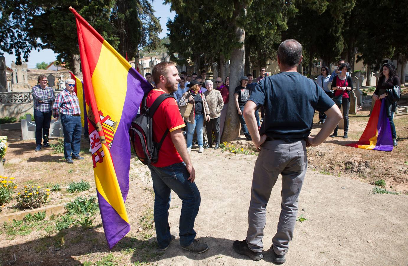 IU y el PCE celebran el día de la República en el cementerio de Fuenmayor