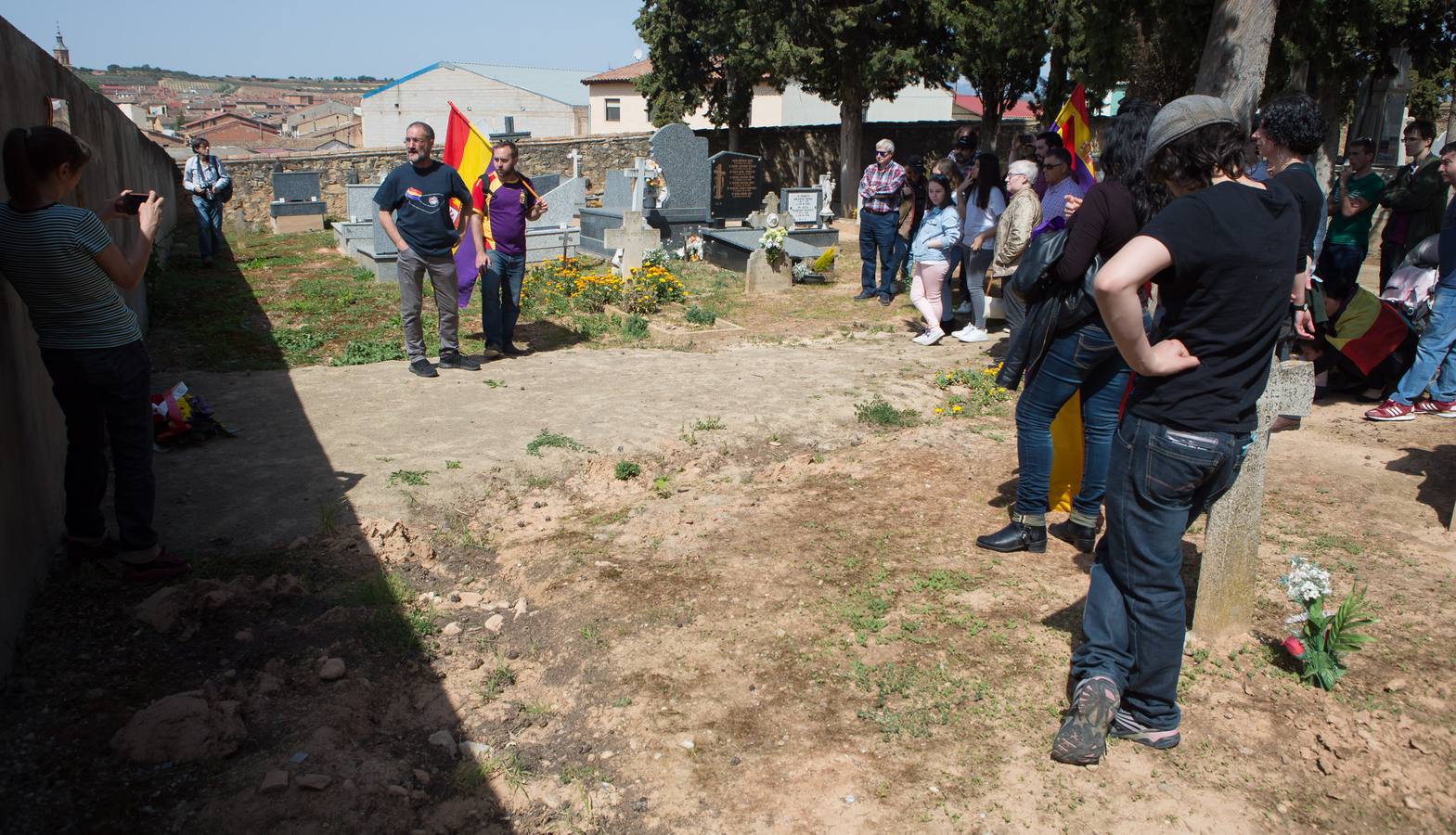 IU y el PCE celebran el día de la República en el cementerio de Fuenmayor